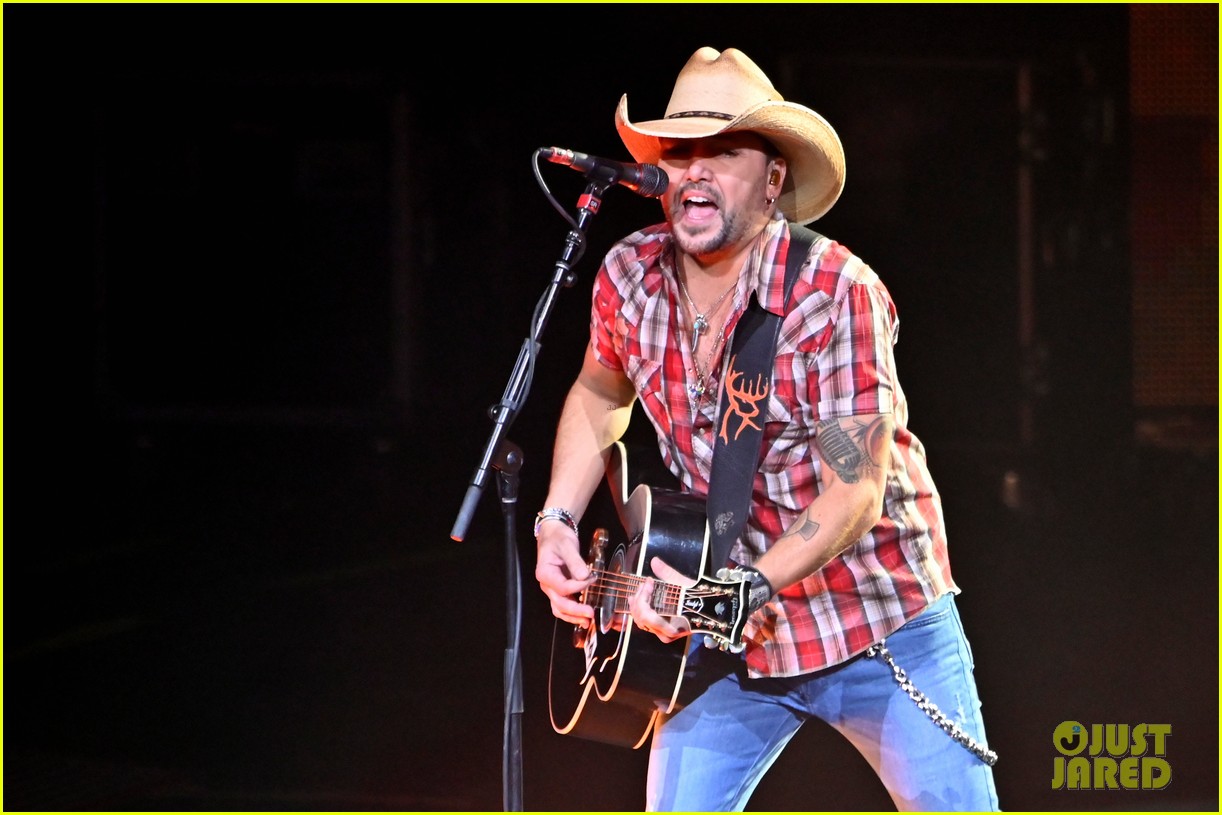 Jason Aldean Performs First Concert in Las Vegas Since Route 91 Harvest