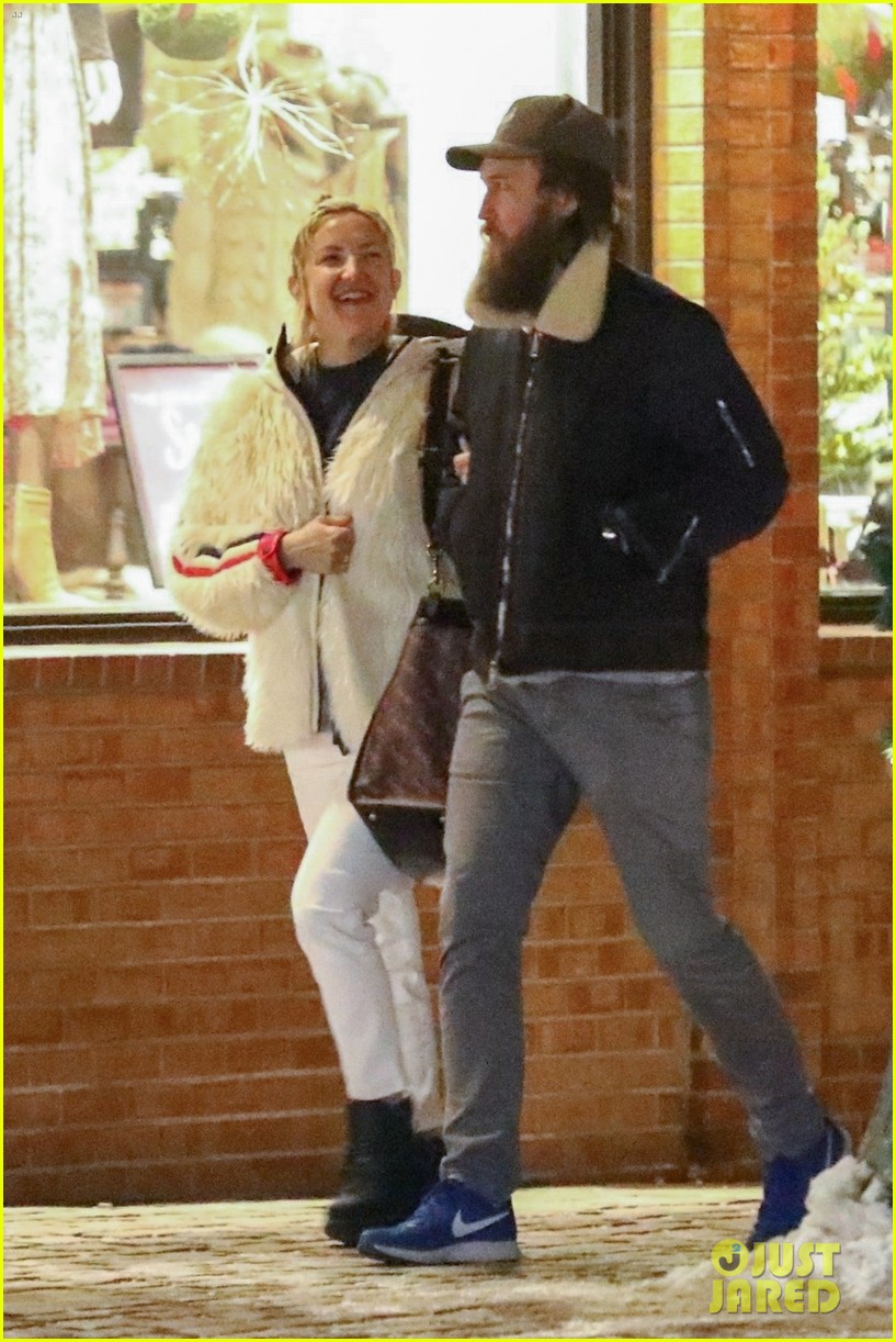 Kate Hudson & Boyfriend Danny Fujikawa Grab Dinner in Aspen: Photo