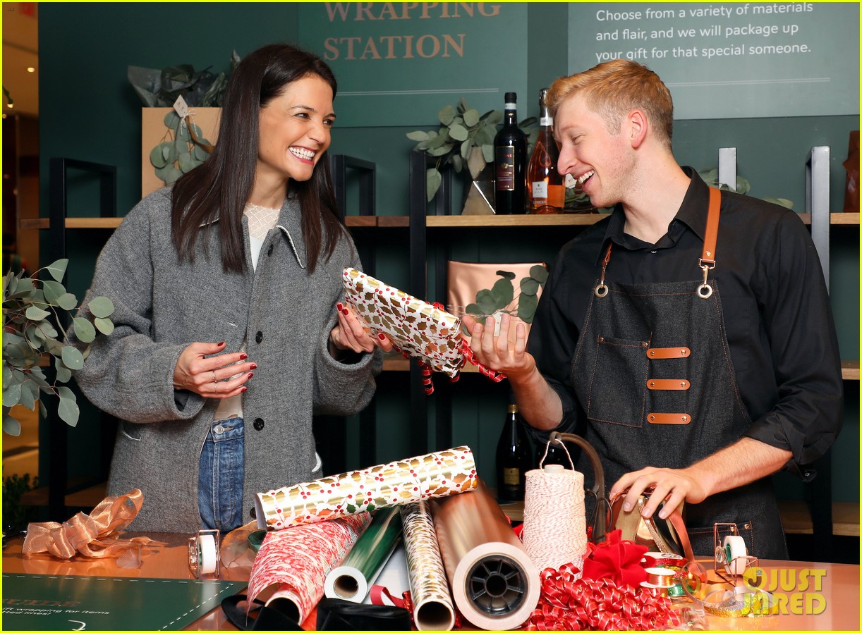 katie holmes brings holiday cheer at frederick wildman wines wrappy hour 114403746