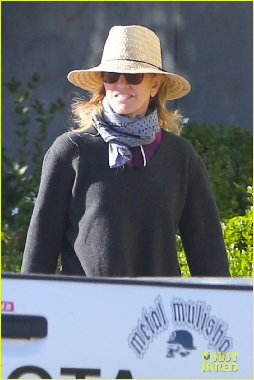 Felicity Huffman is All Smiles While Working on Her Community Service(02)