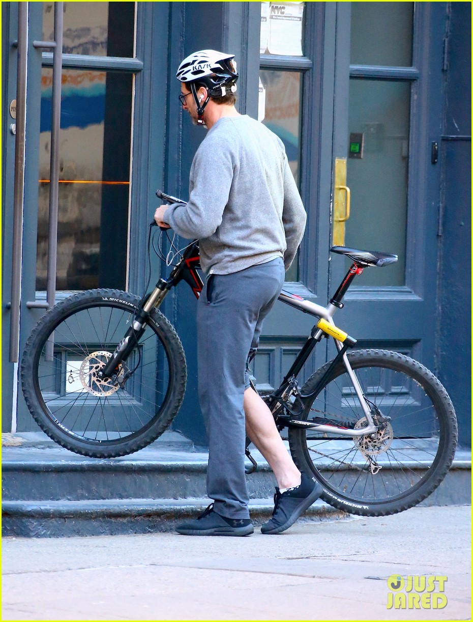 Hugh Jackman Met Up with Ryan Reynolds on Christmas Eve! Photo 4406658