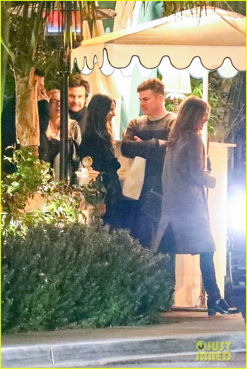 Jennifer Aniston Grabs Dinner With Jason Bateman, Jimmy Kimmel & Will