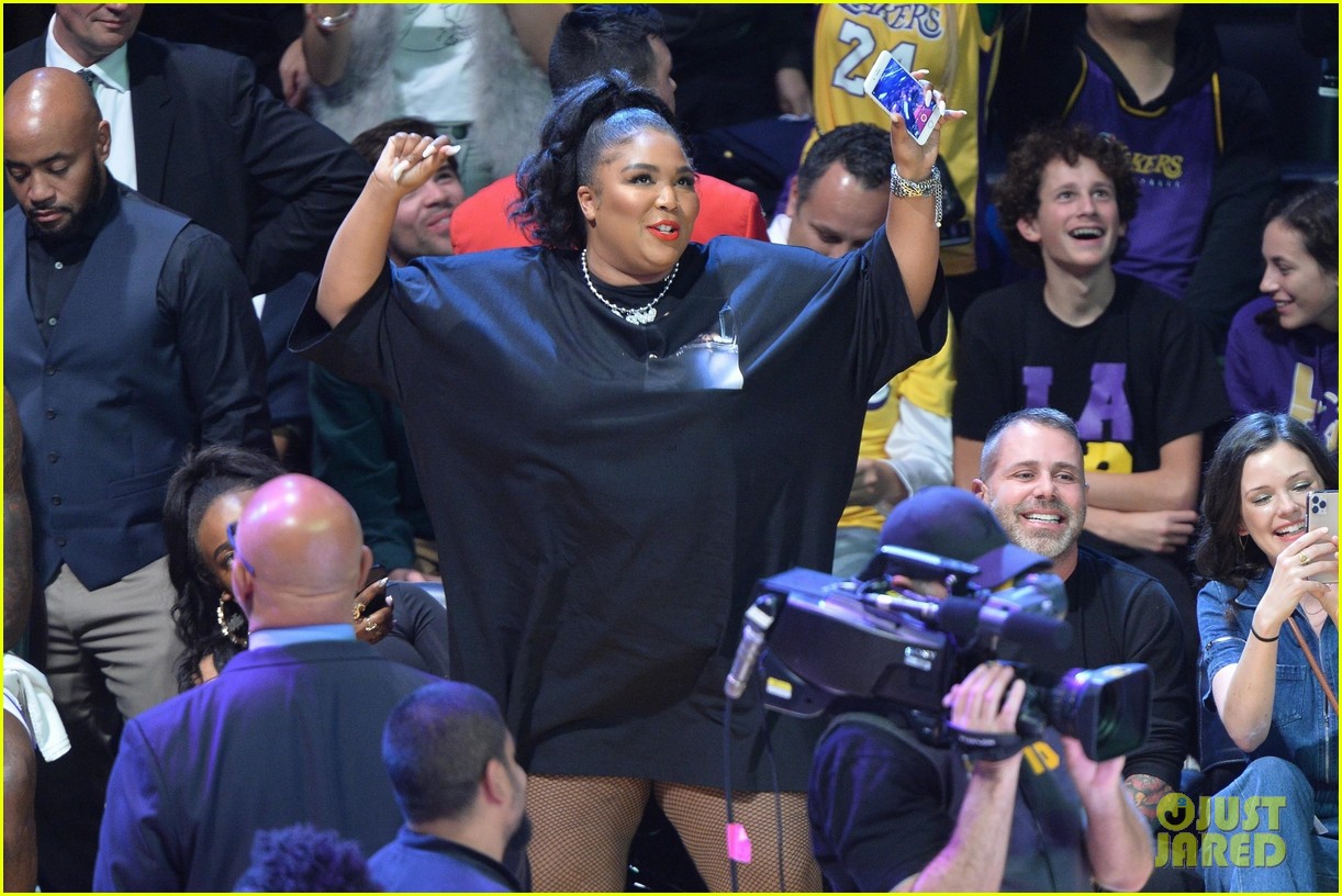 Lizzo Bares Her Thong While Twerking at the Lakers Game! Photo 4400614