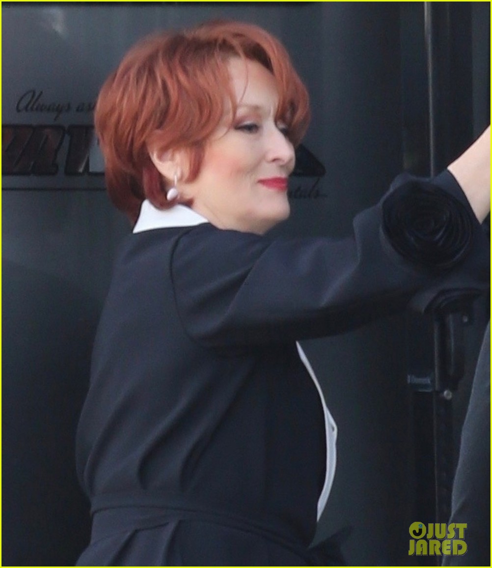 Meryl Streep Spotted in Her Red Wig on 'The Prom' Movie Set! Photo(01)