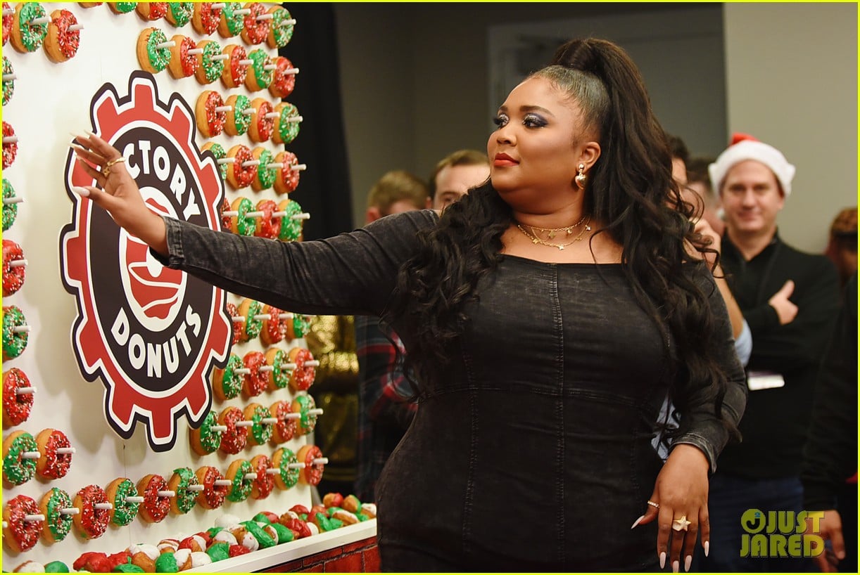 Photo niall horan lizzo lewis capaldi philly jingle ball 17 Photo