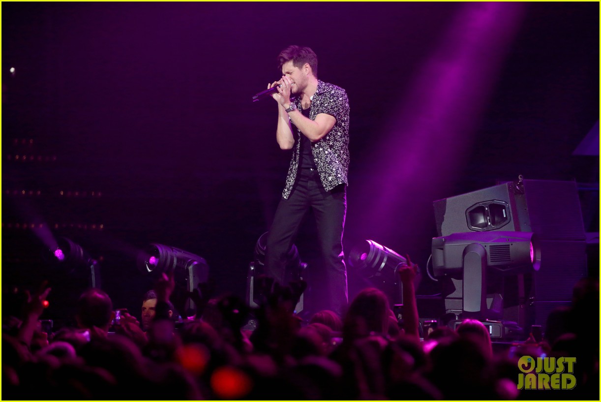 Photo niall horan lizzo lewis capaldi philly jingle ball 36 Photo