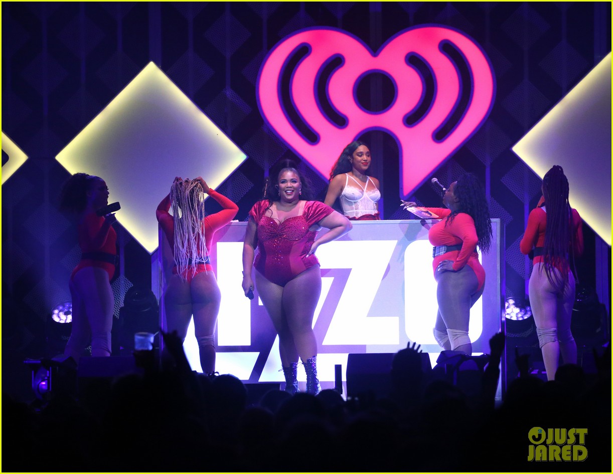 Photo niall horan lizzo lewis capaldi philly jingle ball 41 Photo