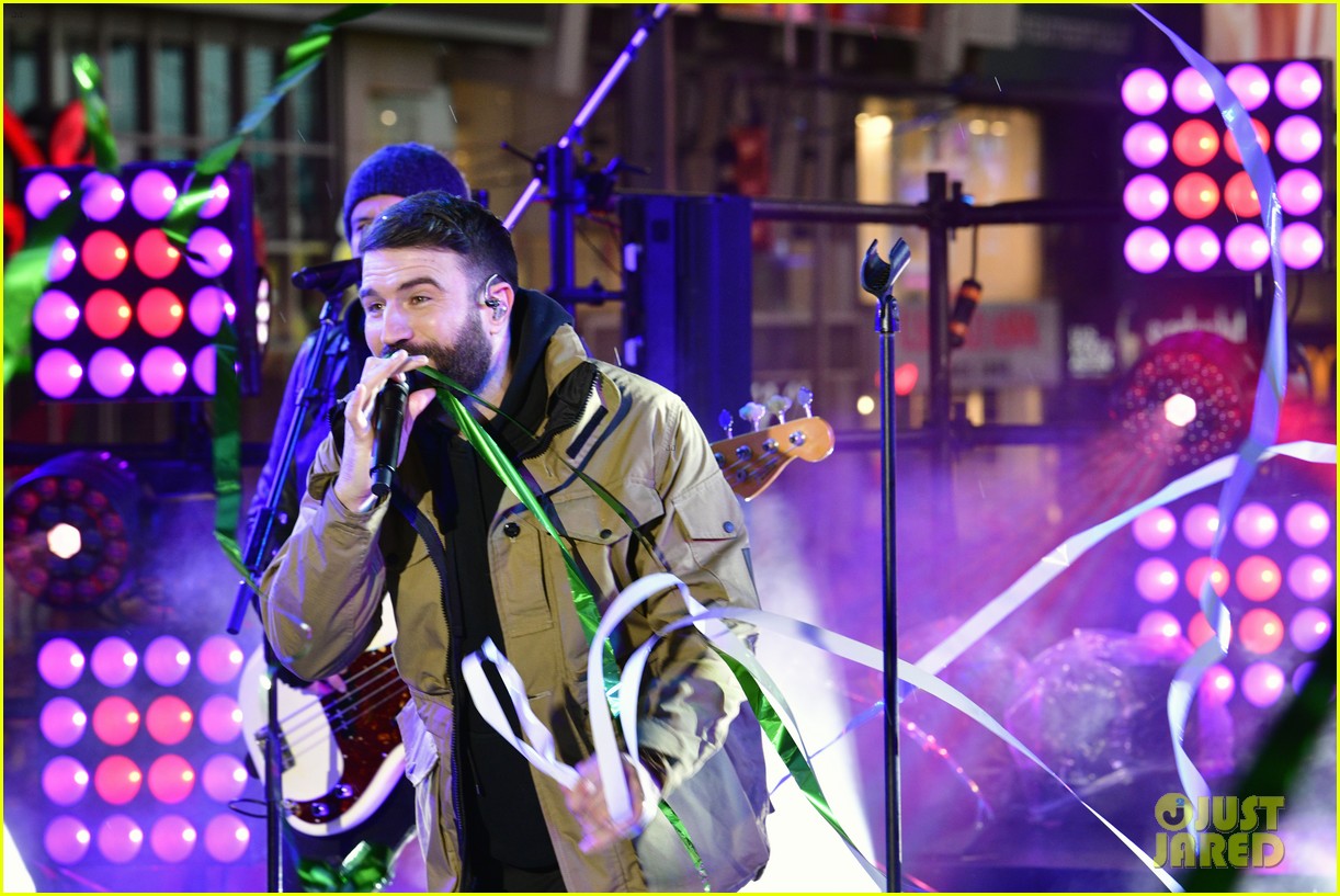 Sam Hunt Performs New Single 'Kinfolks' on New Year's Rockin' Eve 2020! Photo 4407701