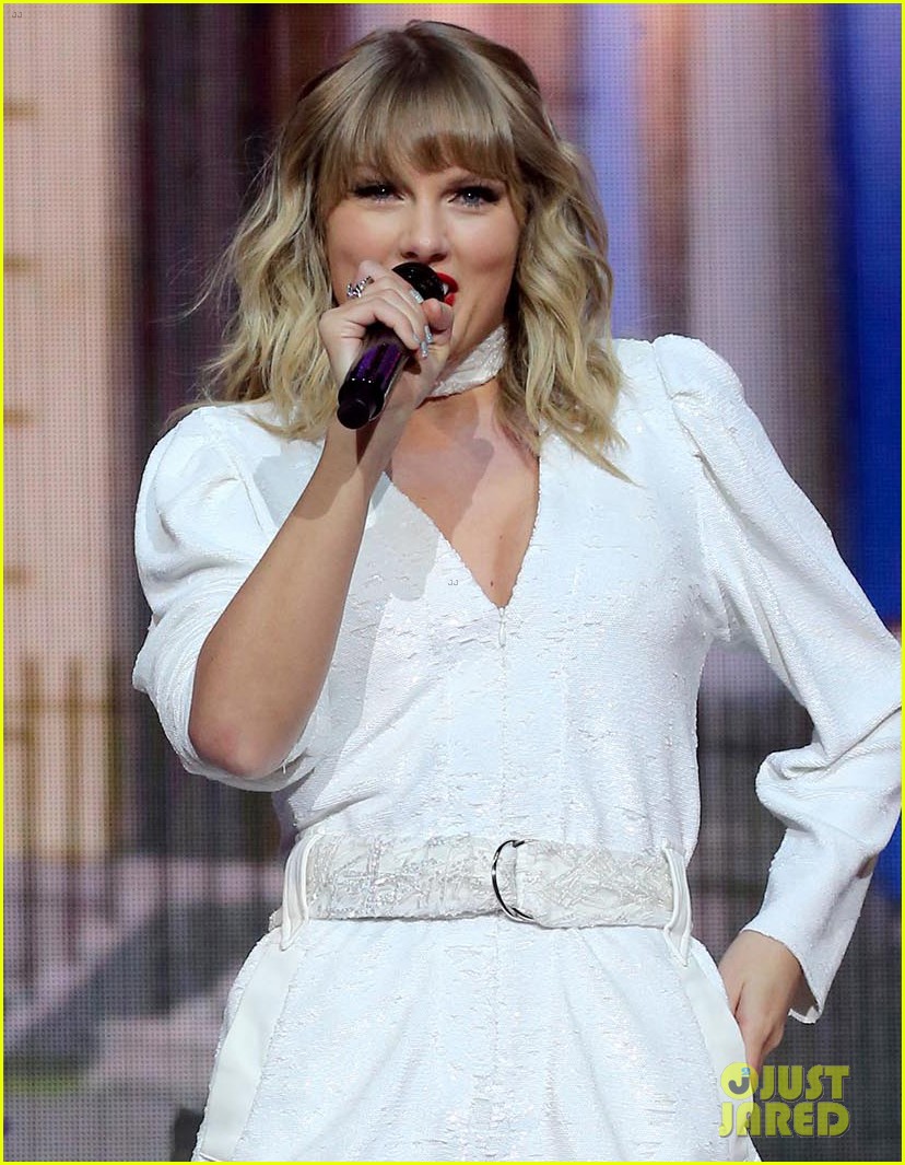 Photo taylor swift christmas tree farm at jingle ball 07 Photo