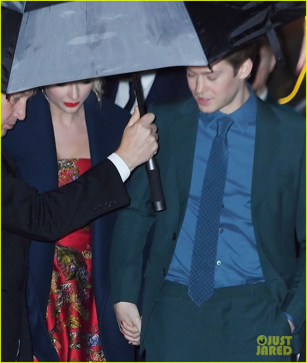 Taylor Swift & Boyfriend Joe Alwyn Hold Hands While Leaving 'Cats