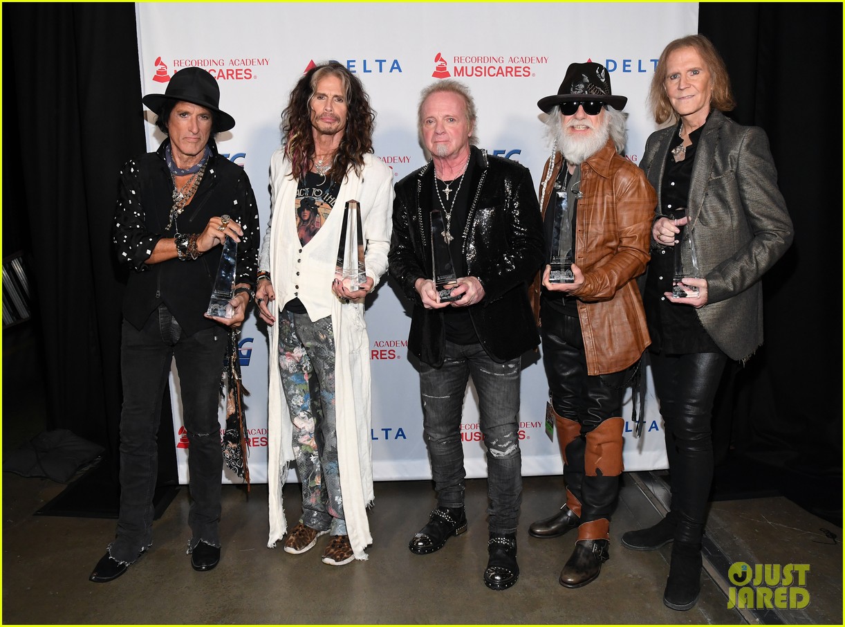 aerosmith-s-joey-kramer-joins-band-to-accept-award-after-being-blocked
