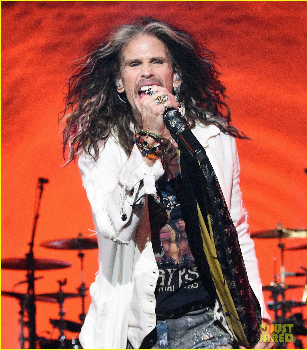 aerosmith-s-joey-kramer-joins-band-to-accept-award-after-being-blocked