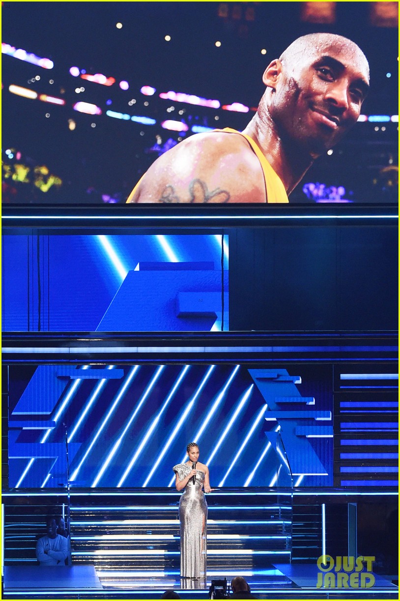 Alicia Keys Pays Tribute to Kobe Bryant While Opening Grammys 2020