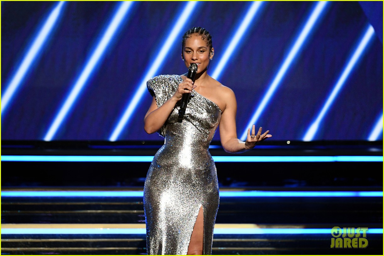 Alicia Keys Pays Tribute to Kobe Bryant While Opening Grammys 2020