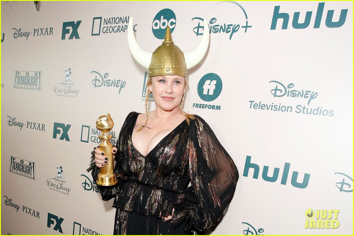 The Act's Joey King Helps Patricia Arquette Celebrate Golden Globe Win