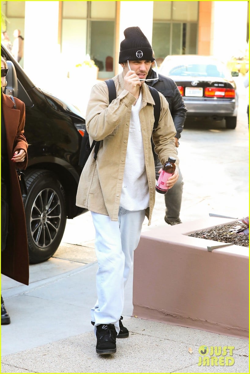 Justin & Hailey Bieber Meet Up With Scooter Braun After He Shares Sweet