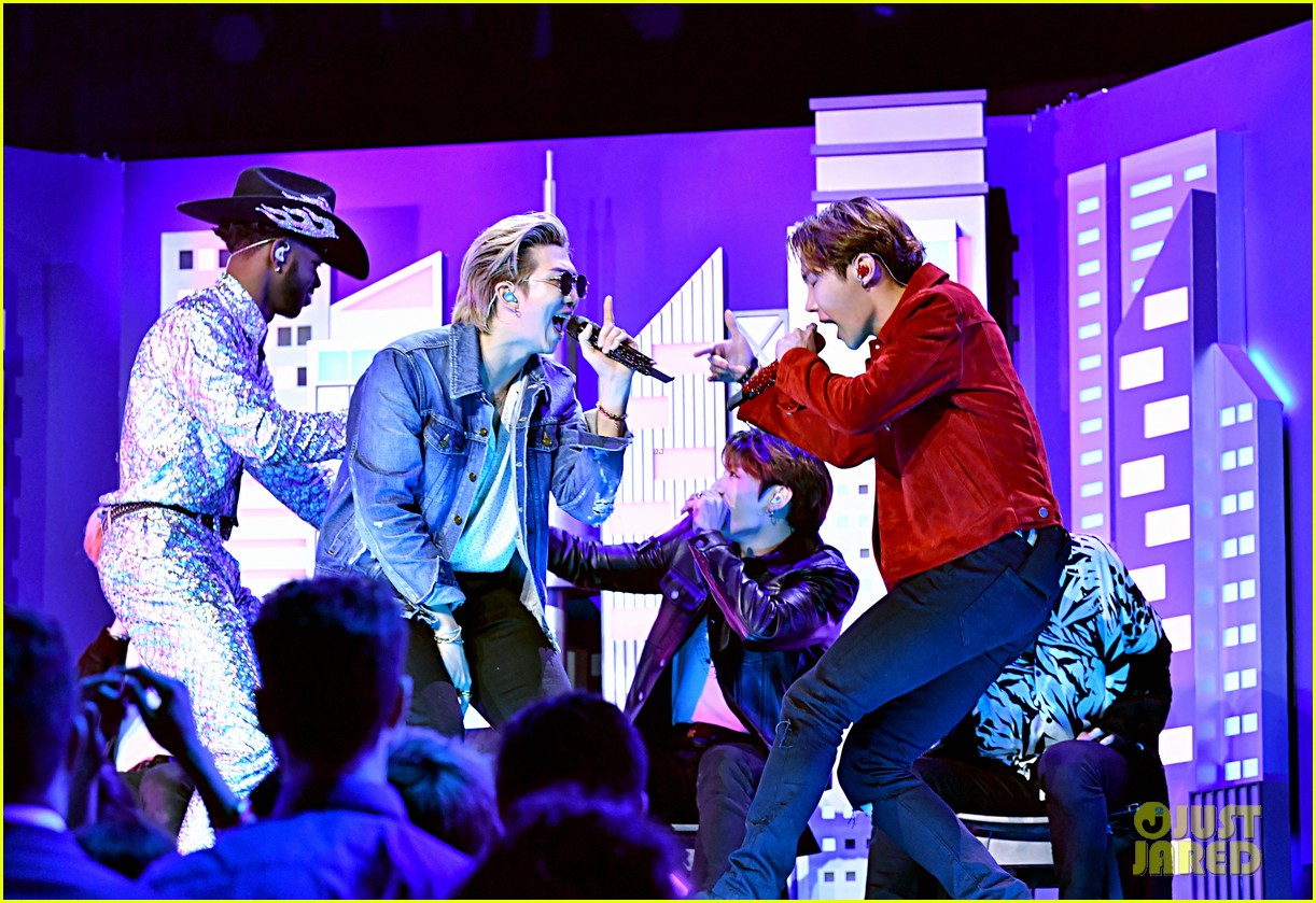 Lil Nas X Pays Tribute To Kobe Bryant During 'Old Town Road' Grammys Performance Photo 4424268