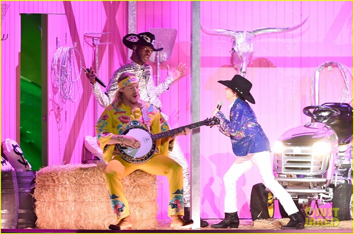 Lil Nas X Pays Tribute To Kobe Bryant During 'Old Town Road' Grammys Performance Photo 4424231