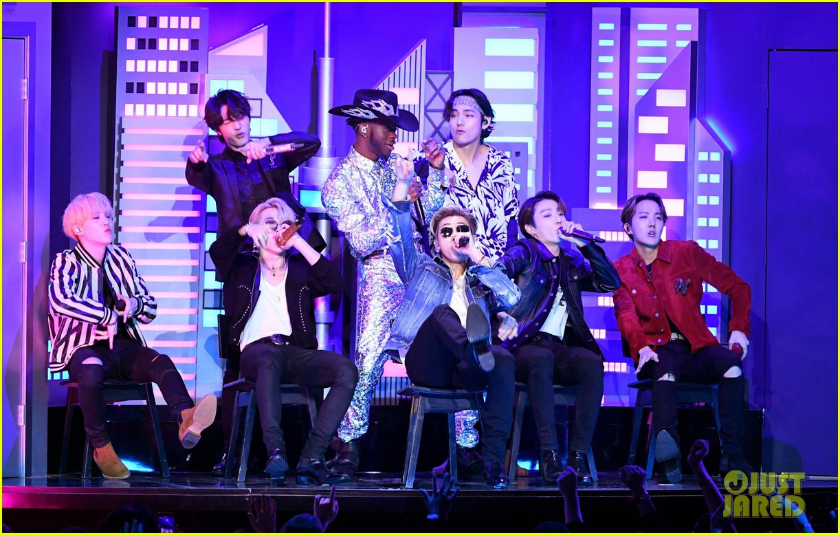 Lil Nas X Pays Tribute To Kobe Bryant During 'Old Town Road' Grammys Performance Photo 4424310