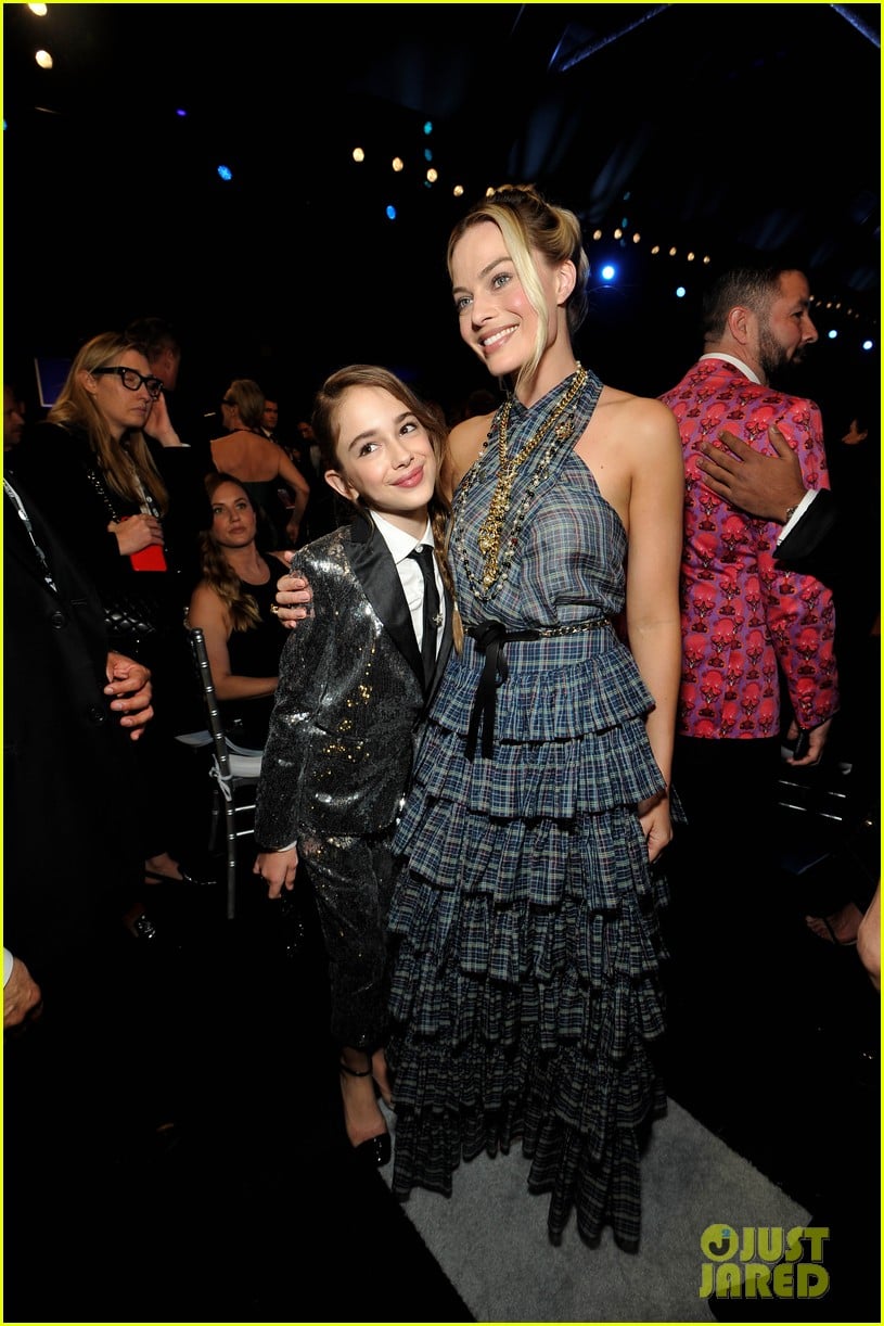 Photo leonardo dicaprio hangs out julia butters sag awards 2020 02