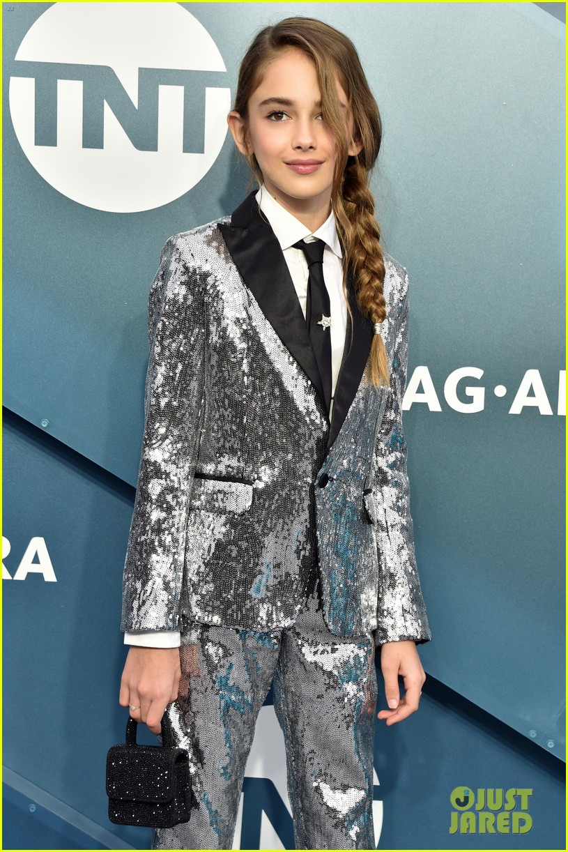 Photo leonardo dicaprio hangs out julia butters sag awards 2020 08