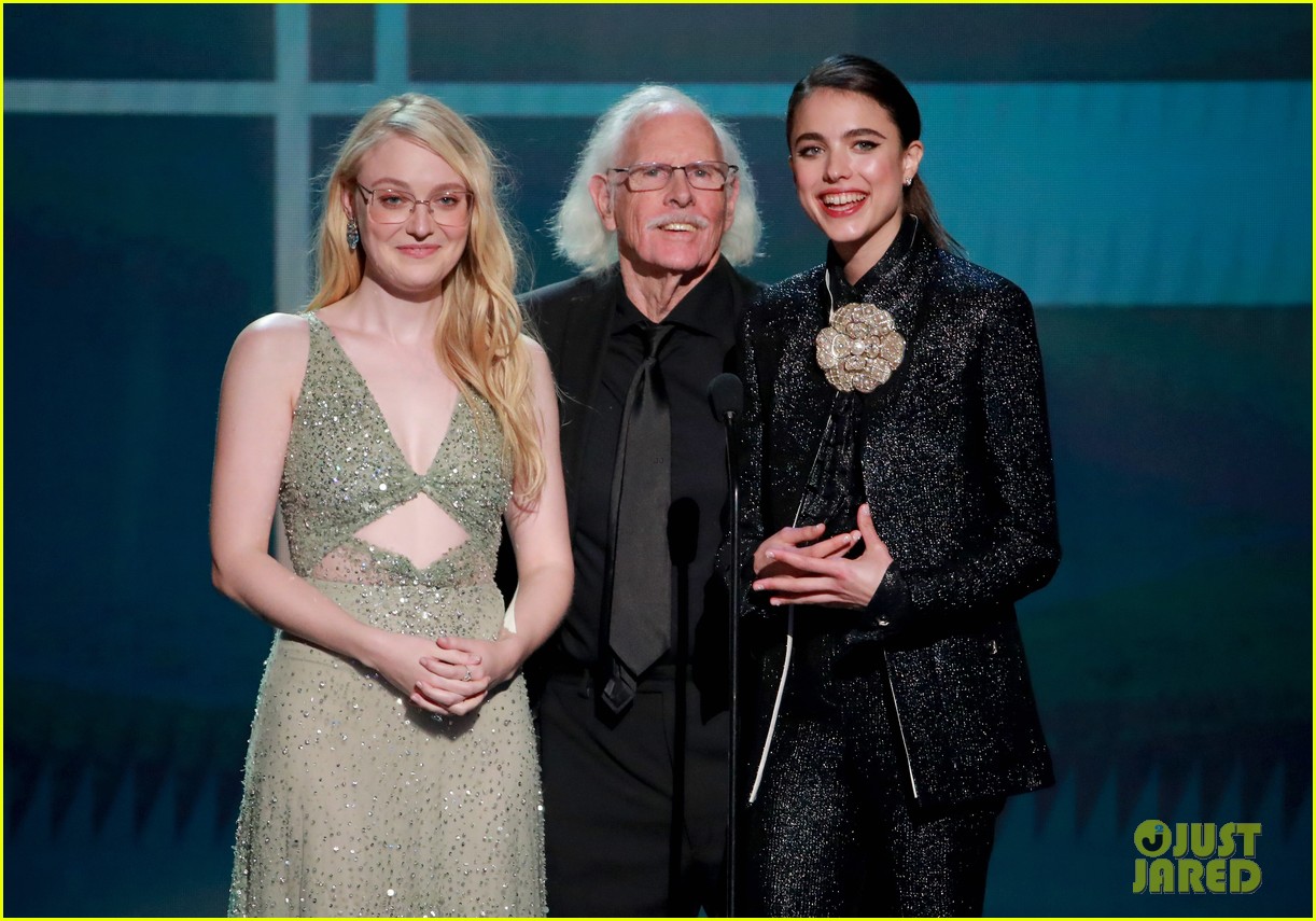 Photo leonardo dicaprio hangs out julia butters sag awards 2020 26