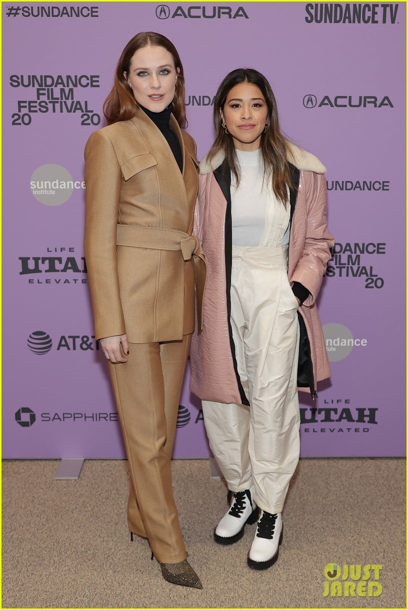 Photo evan rachel wood gina rodriguez kajillionaire premiere sundance