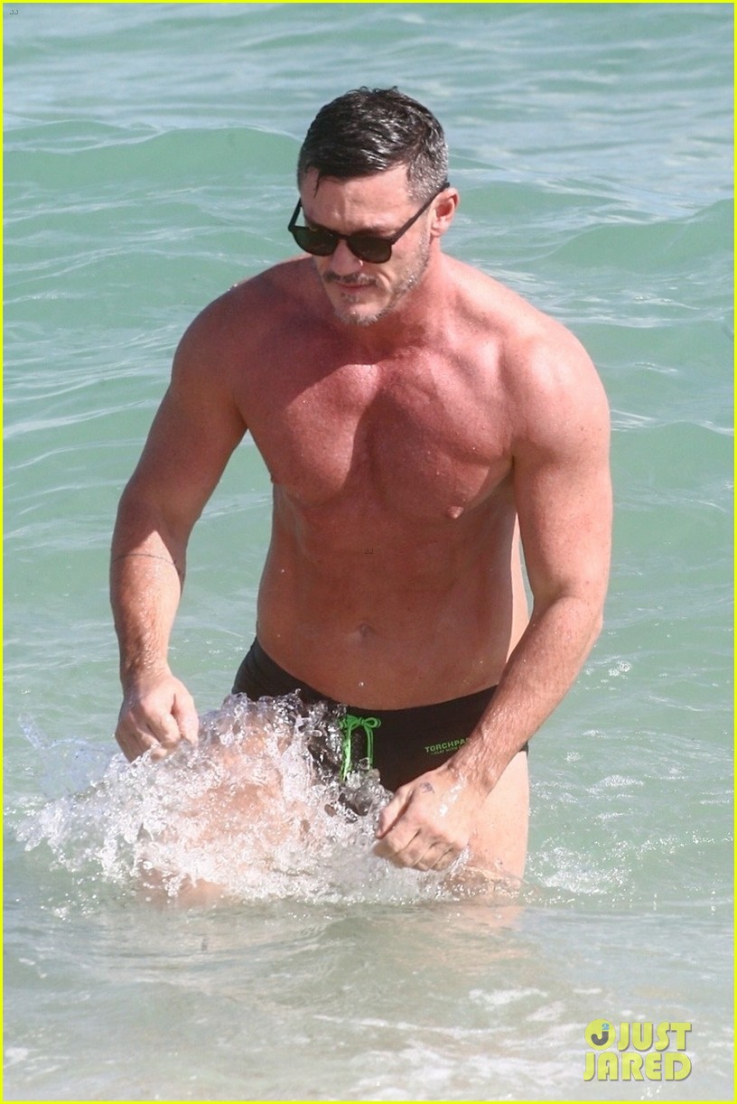 Gering Tact Voorlopige naam Luke Evans Wears Just a Speedo While at the Beach in Miami!: Photo 4408433  | Luke Evans, Shirtless, Speedo Pictures | Just Jared
