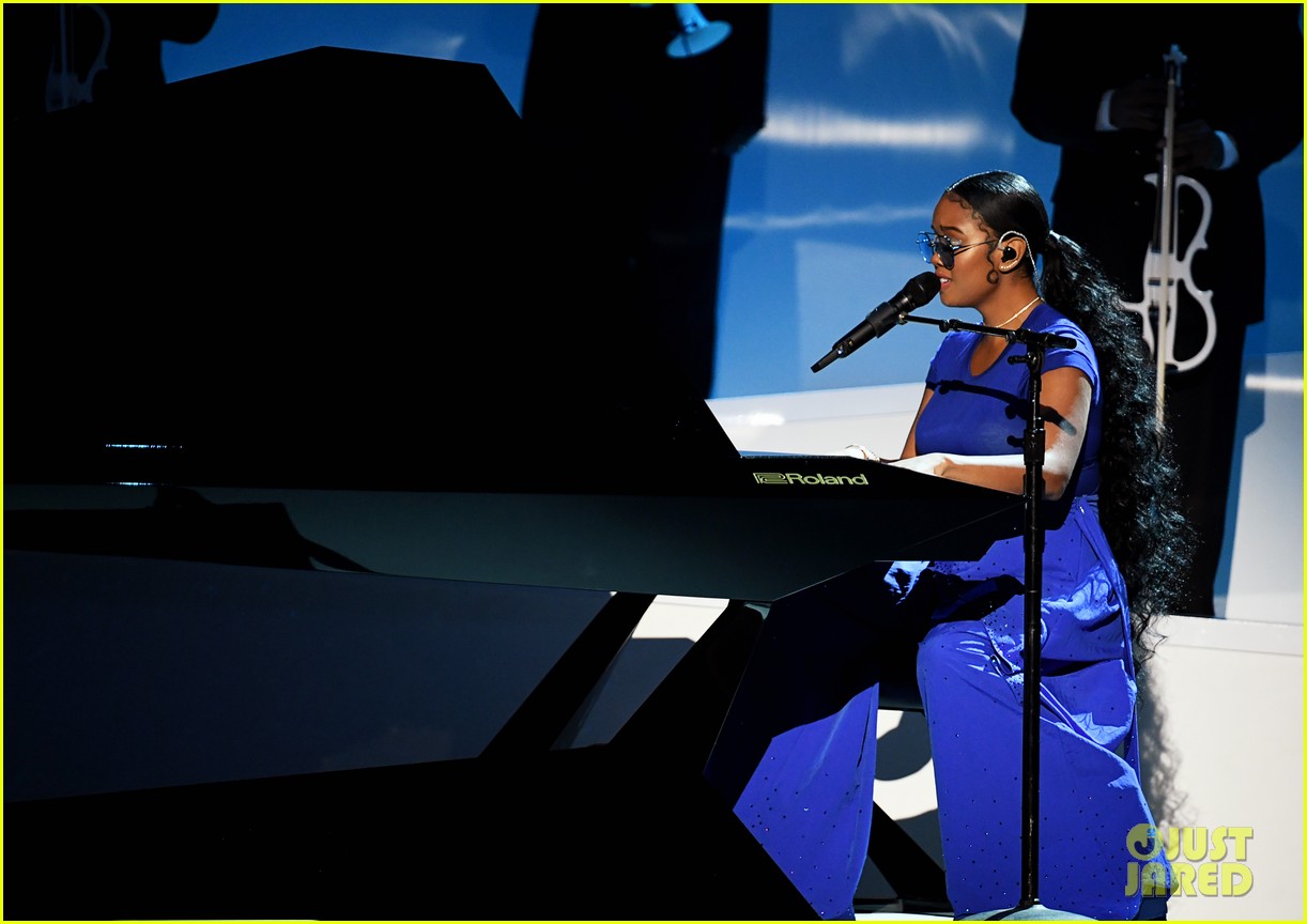 H.E.R. Blows Everyone Away With Her Guitar Skills During Grammy Awards