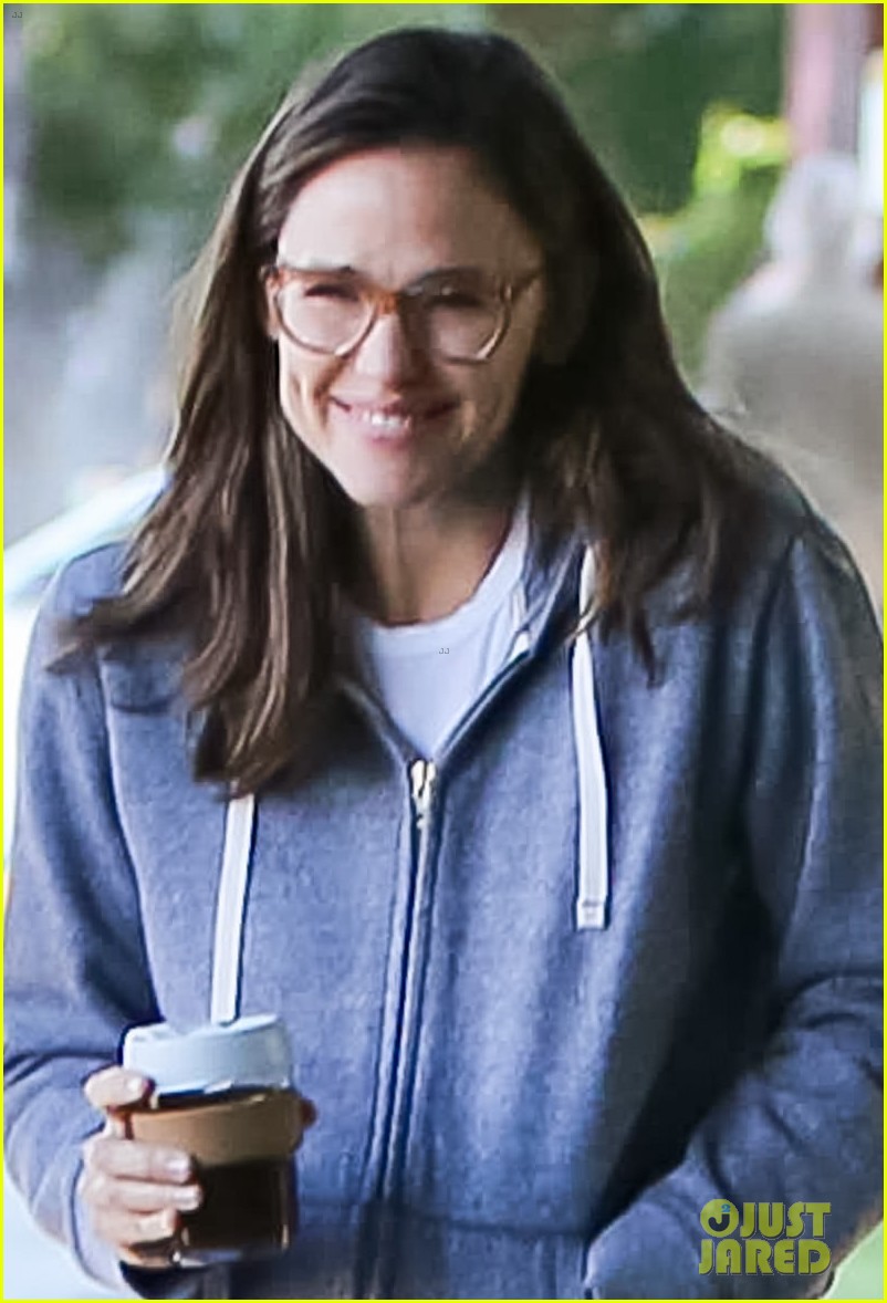 Jennifer Garner Makes a Coffee Run After Tyler Cameron's Tinder