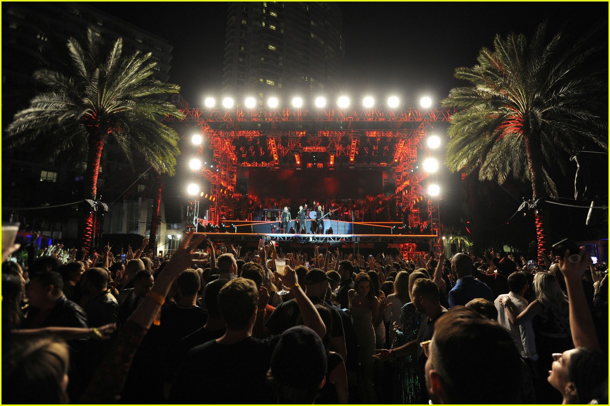 Photo jonas brothers light up fontainebleau miami beach stage new