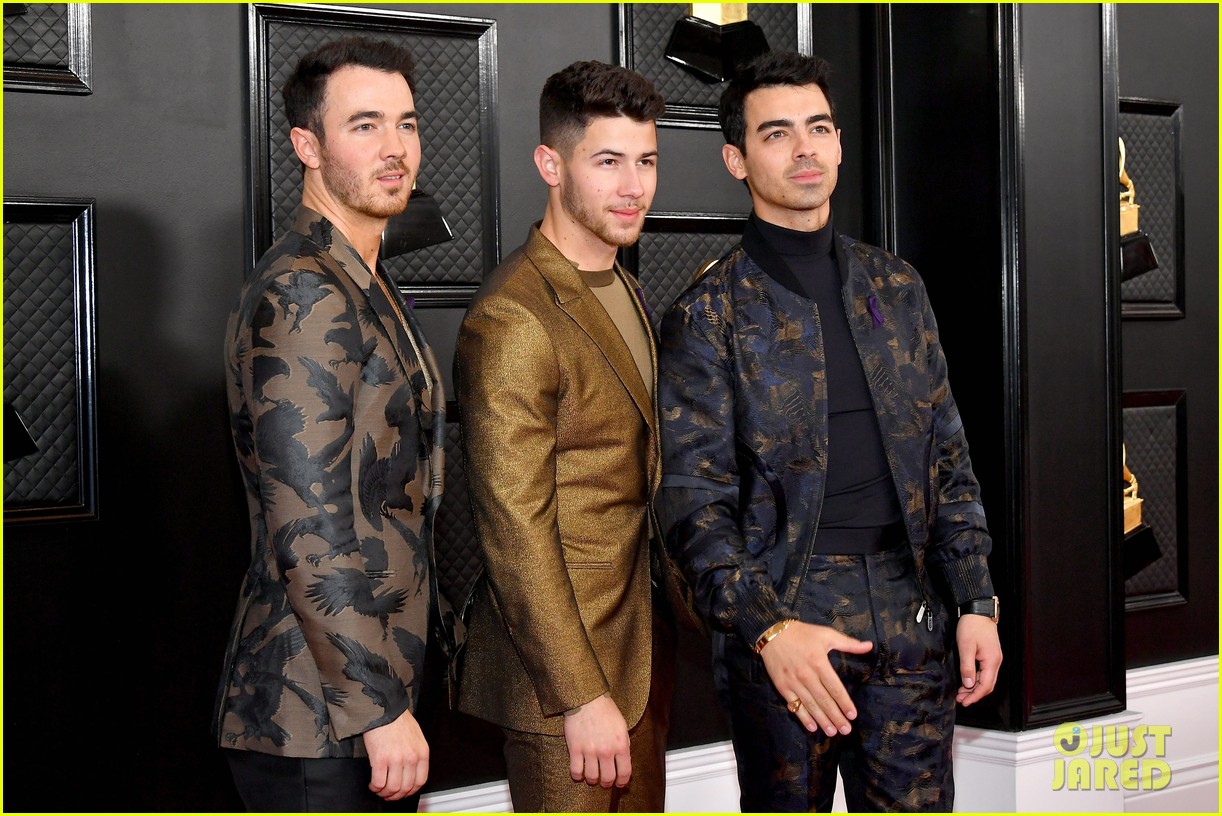 Jonas Brothers Bring Their Wives to Grammys 2020 See Red Carpet(02)