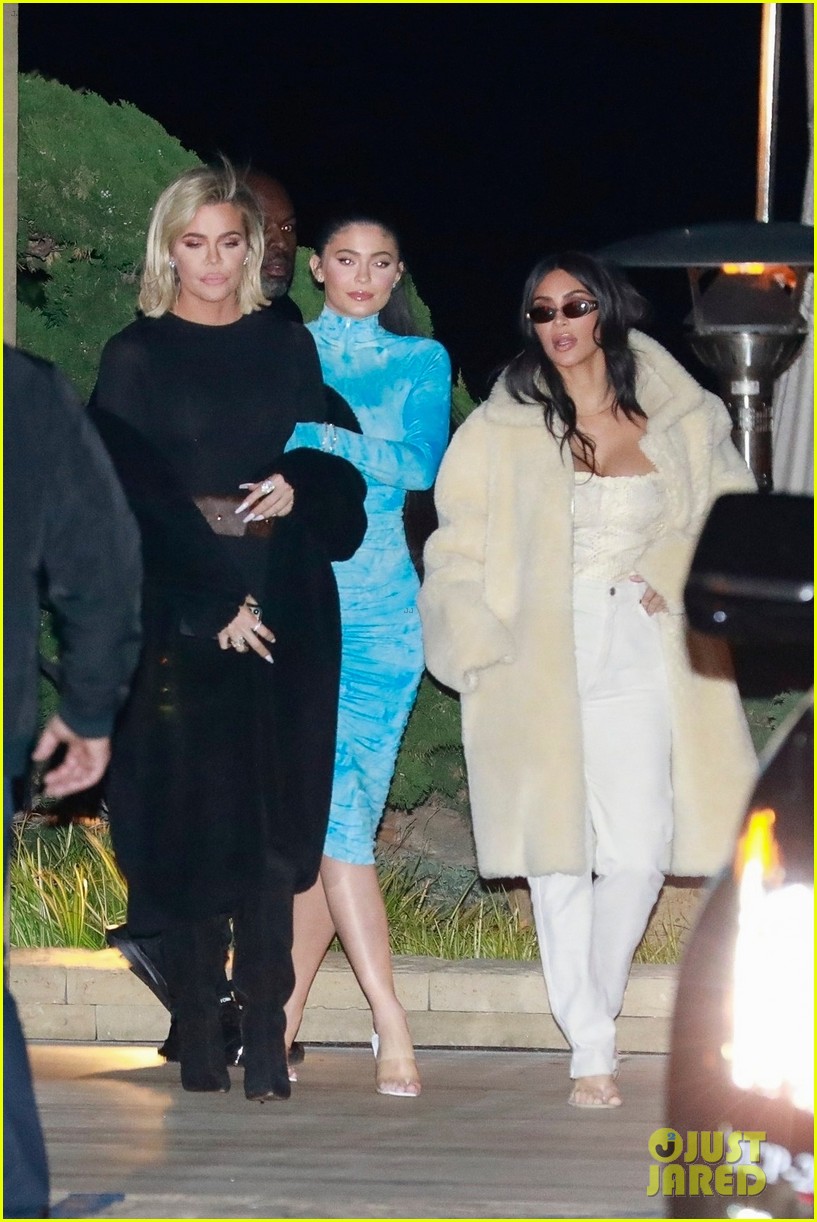 KardashianJenner Family Steps Out for Group Dinner in Malibu! Photo(02)