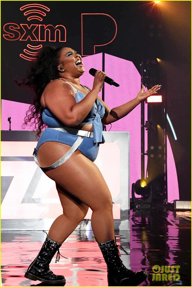 Lizzo Performs 'Juice' with Surprise Guest Harry Styles Photo 4426508 Music Pictures Just Jared