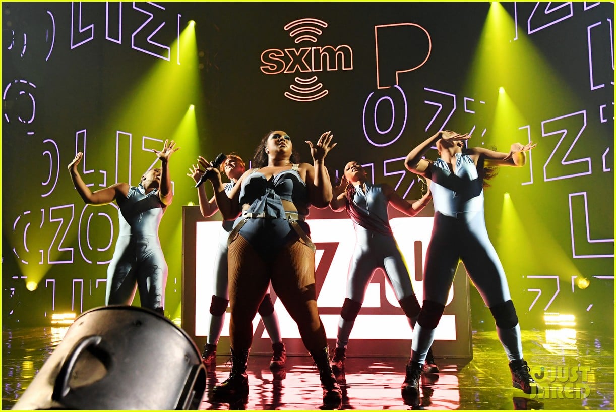 Lizzo Performs 'Juice' with Surprise Guest Harry Styles Photo 4426510 Music Photos Just