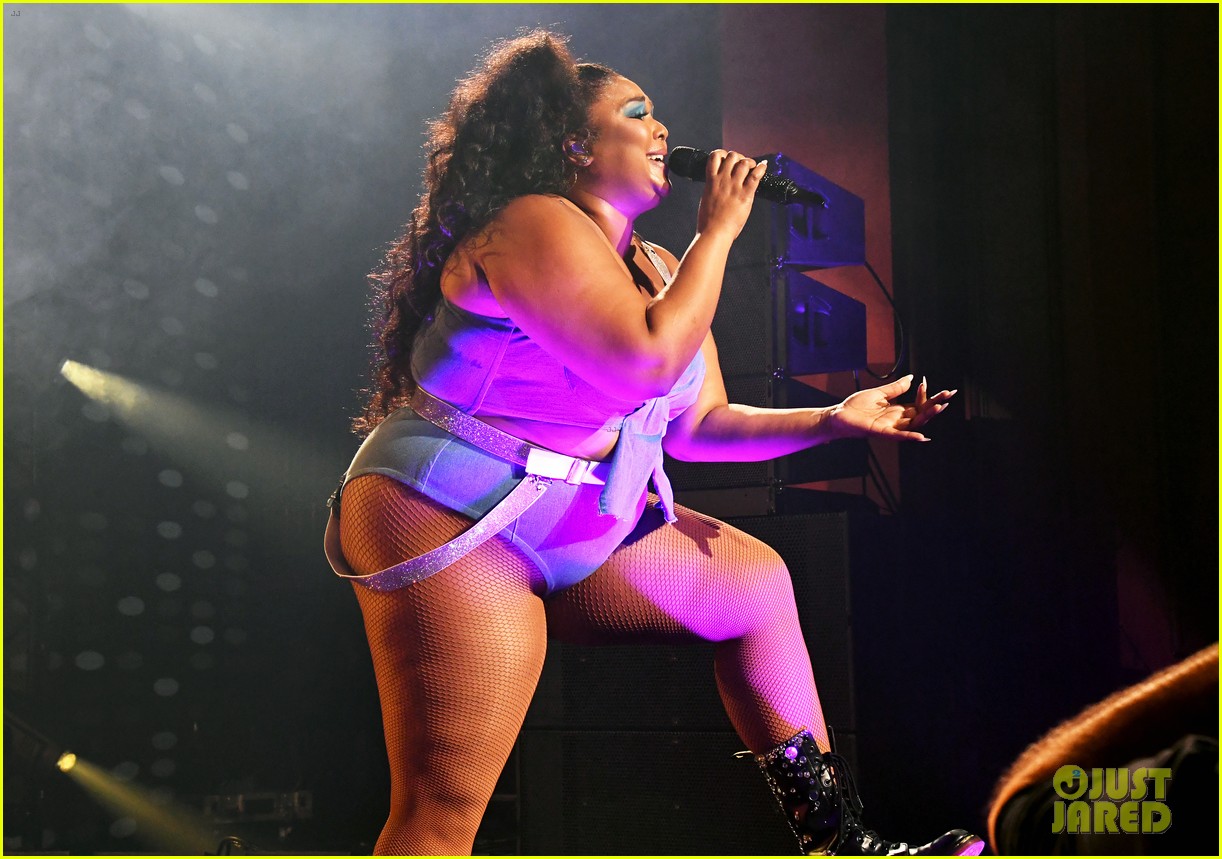 Lizzo Performs 'Juice' with Surprise Guest Harry Styles Photo 4426511 Music Photos Just