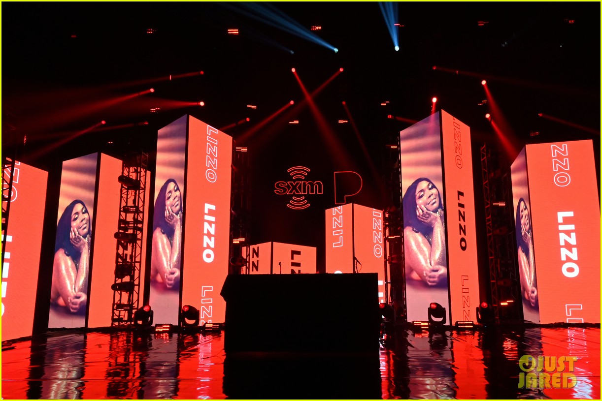 Lizzo Performs 'Juice' with Surprise Guest Harry Styles Photo 4426517 Music Pictures Just Jared