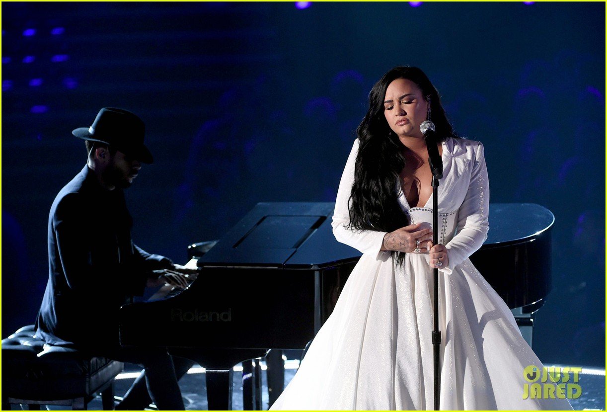 Demi Lovato Gives Emotional Performance of New Song 'Anyone' at Grammys(02)