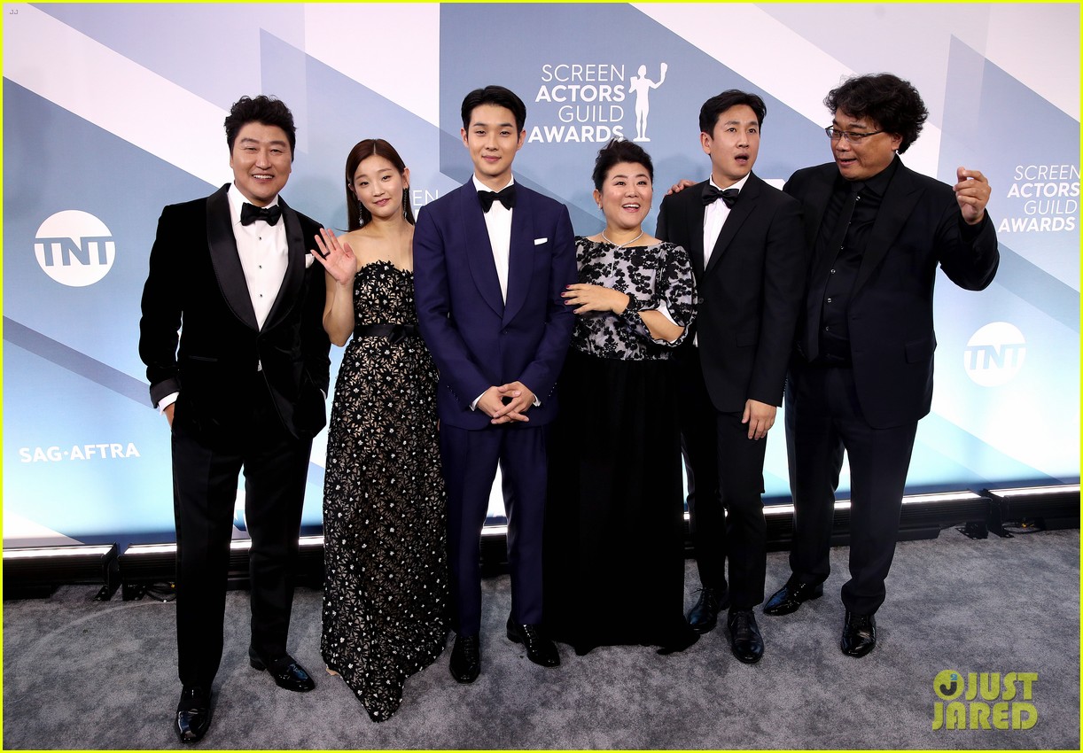 'Parasite' Cast Gets Standing Ovation While Presenting at SAG Awards(02)