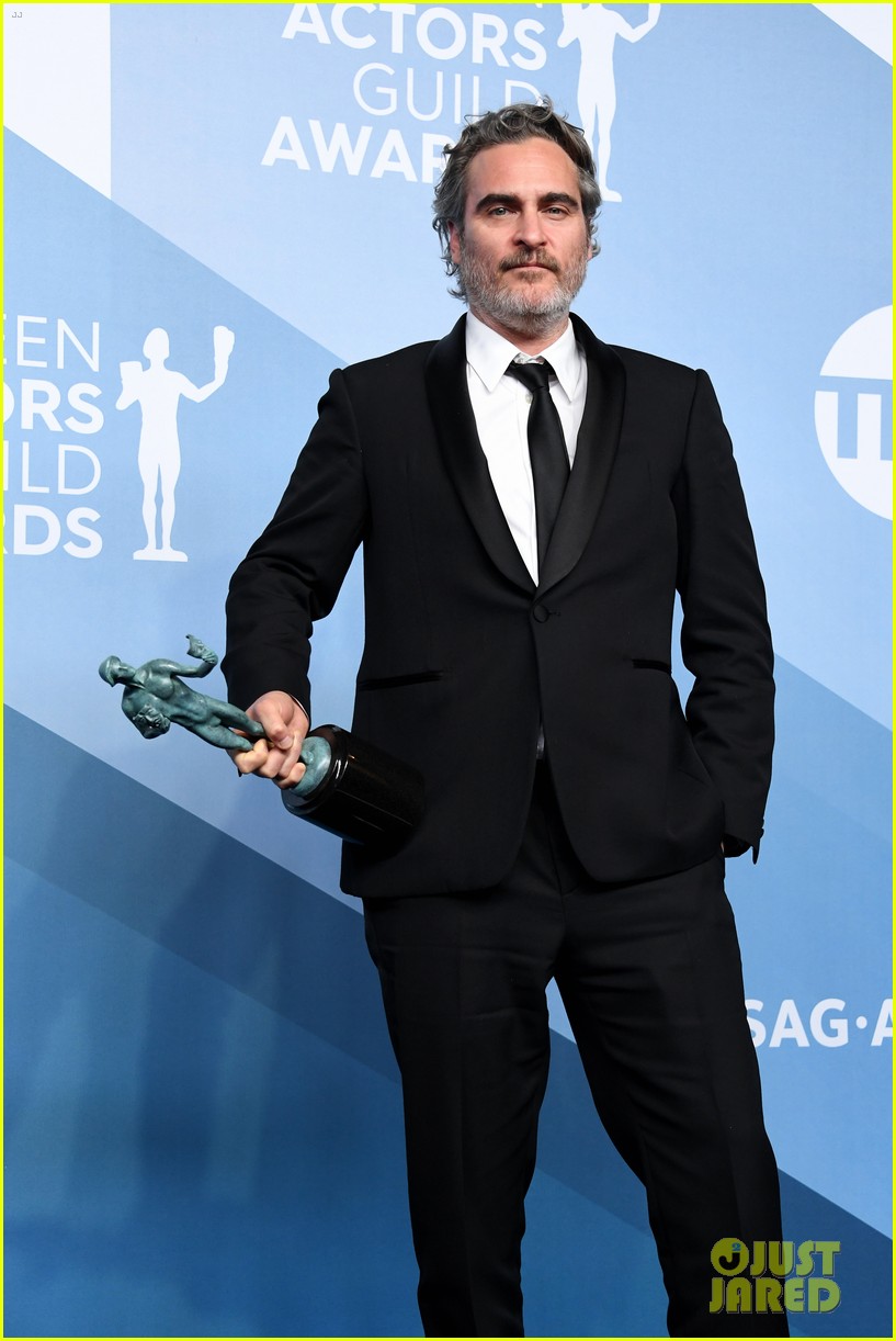 Photo: joaquin phoenix wins for joker tribute to heath ledger sag