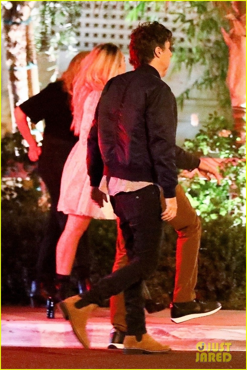 Florence Pugh & Boyfriend Zach Braff Are Still Going Strong, Step Out(01)