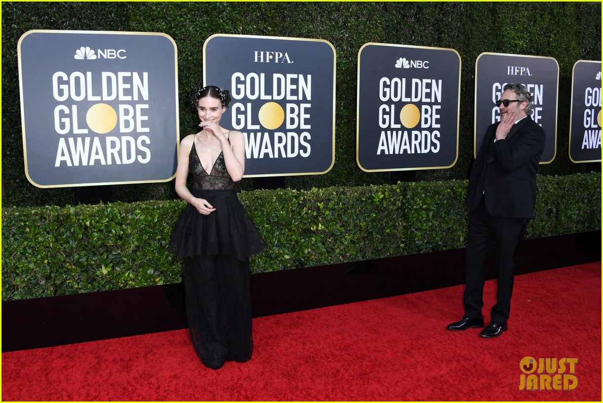 Joaquin Phoenix Watches Rooney Mara Adoringly on Golden Globes 2020 Red(01)