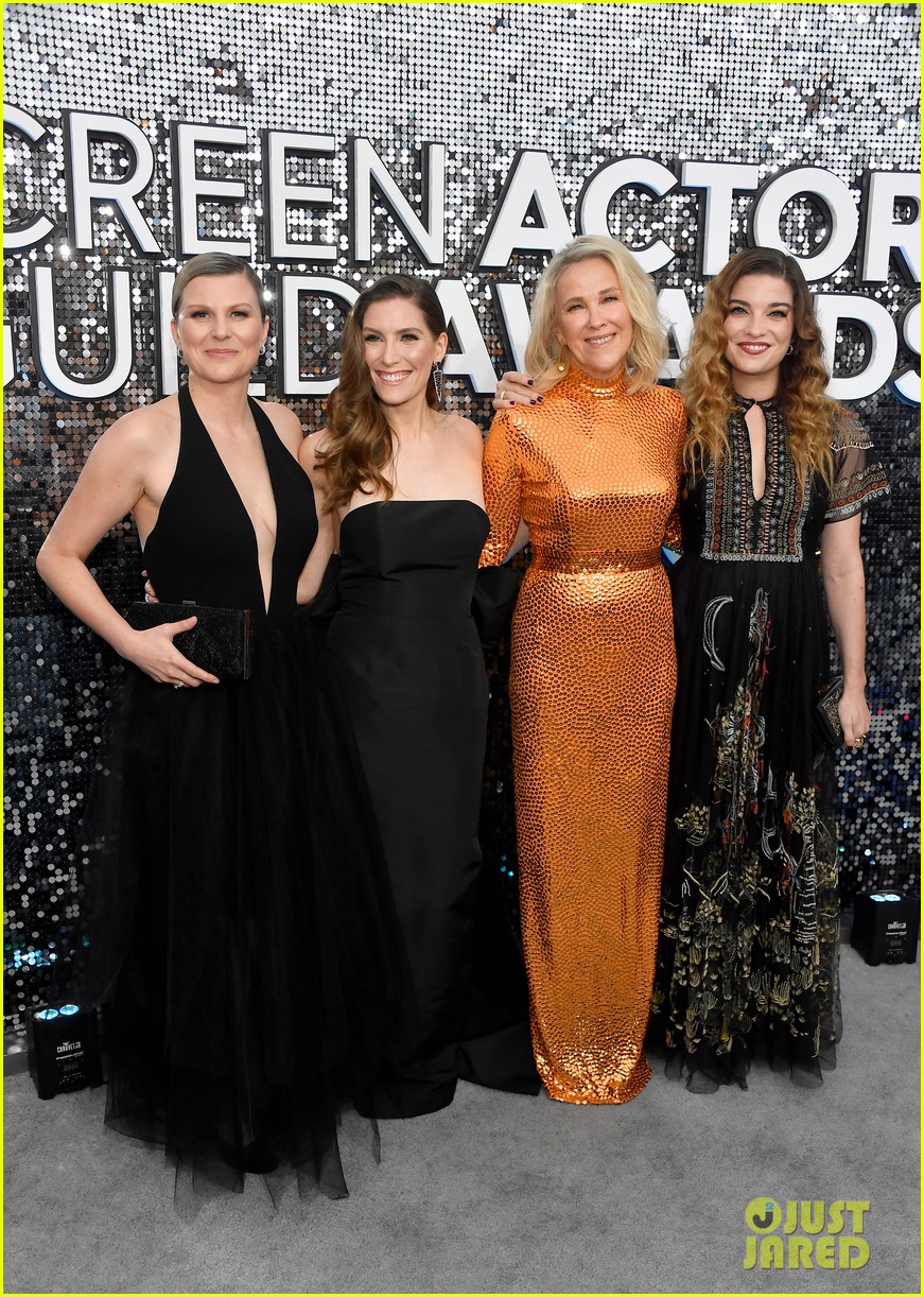 'Schitt's Creek' Cast Walks Carpet Together at SAG Awards 2020! Photo