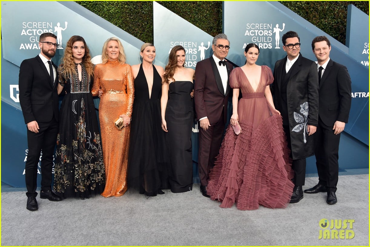 'Schitt's Creek' Cast Walks Carpet Together at SAG Awards 2020! Photo
