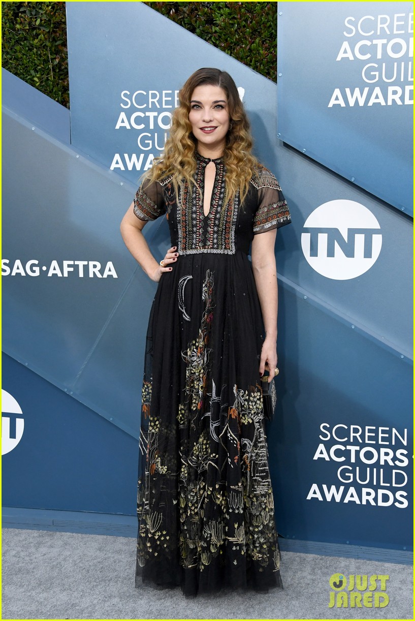 'Schitt's Creek' Cast Walks Carpet Together at SAG Awards 2020! Photo