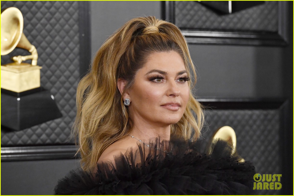 Shania Twain Wows in Black Gown at Grammys 2020 Photo 4423381