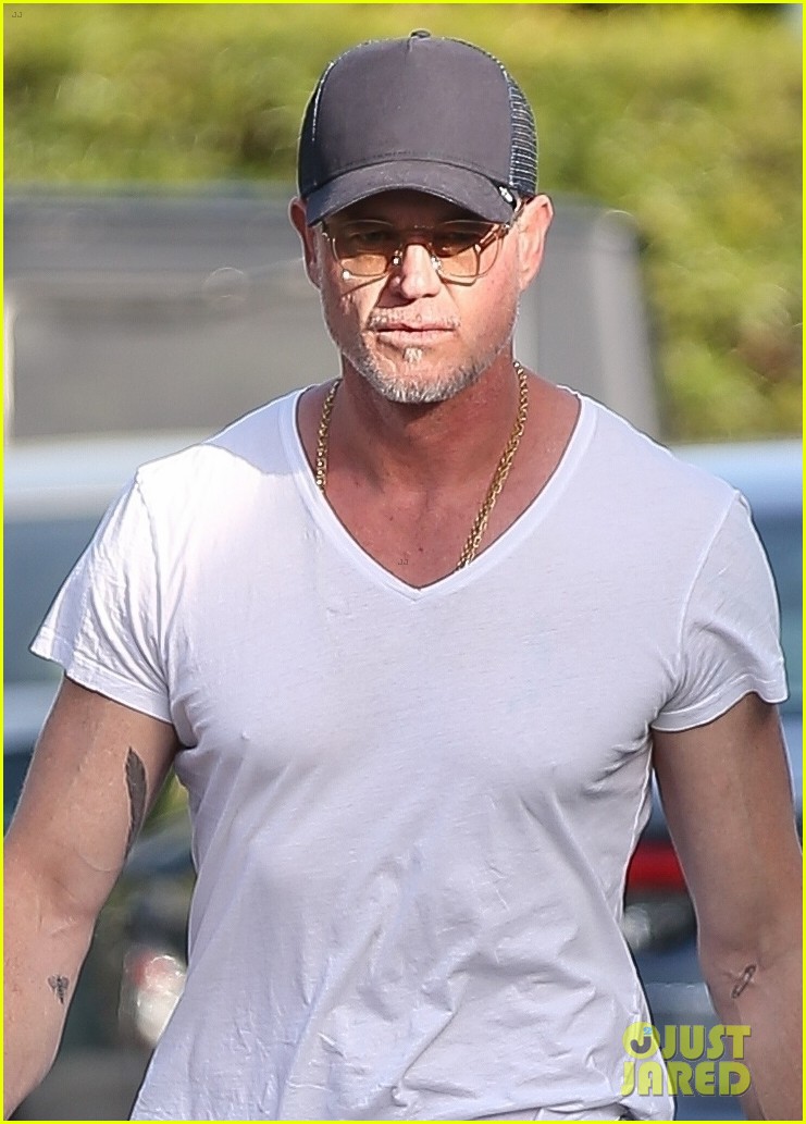 Eric Danes Puts His Muscles on Display While Running Errands Photo