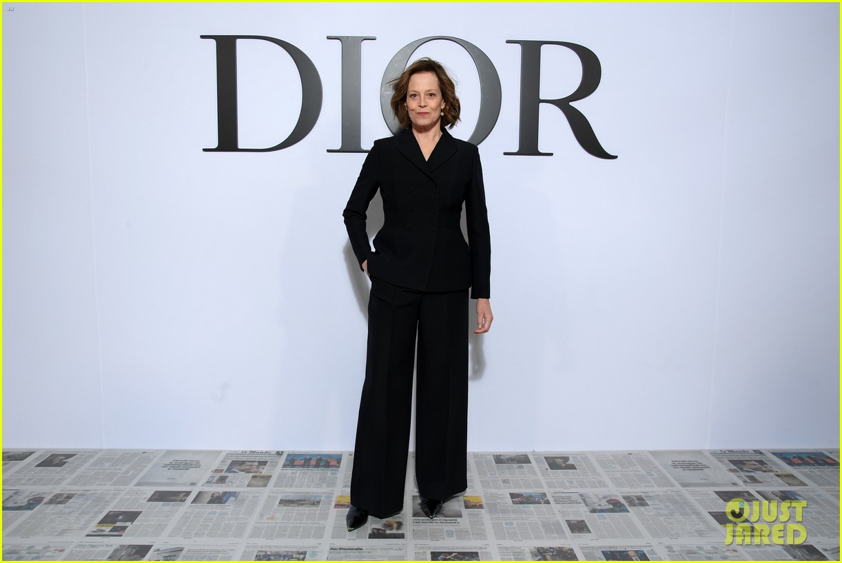 Photo: cara delevigne rachel brosnahan nina dobrev kick off paris