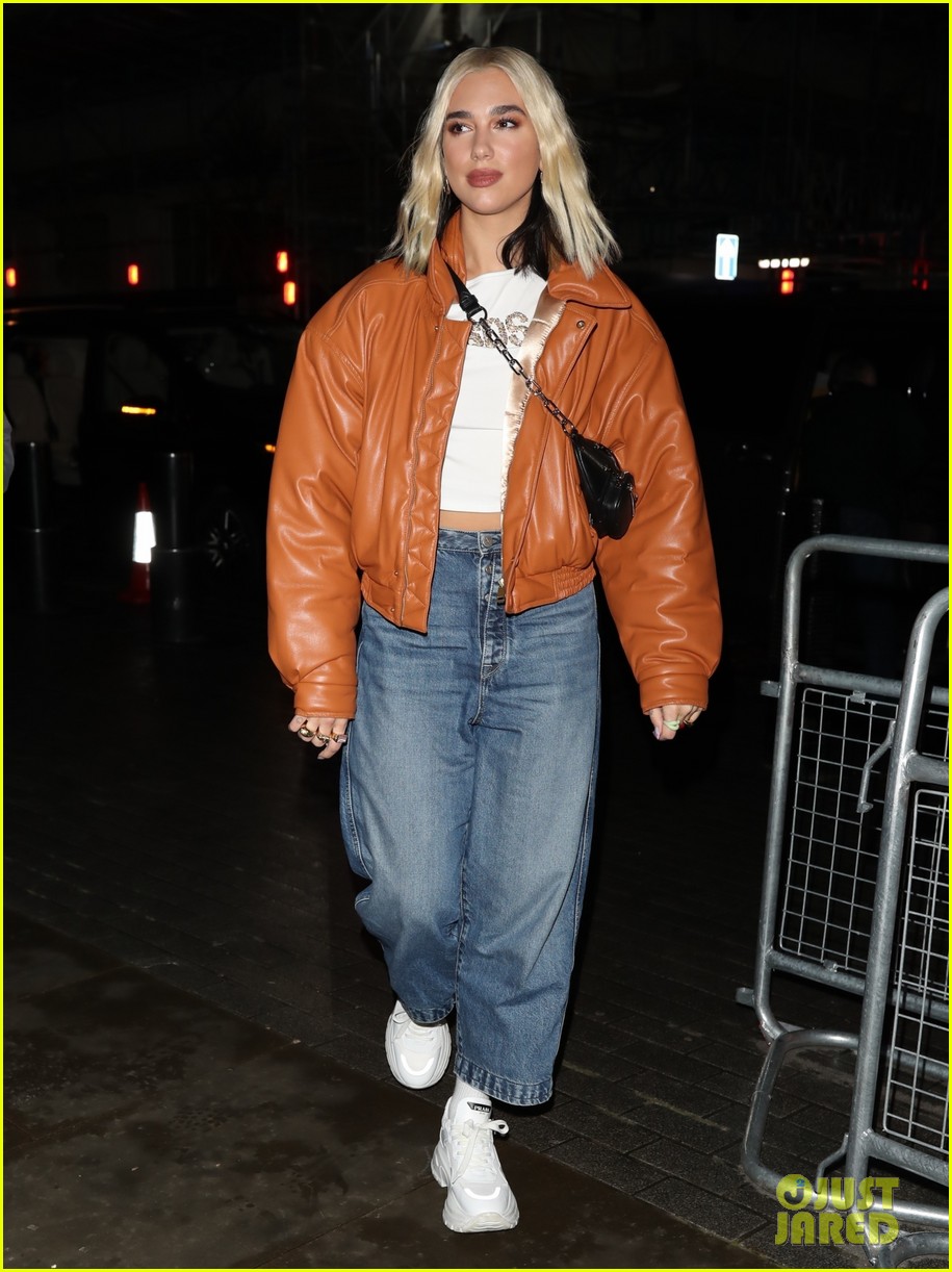 Dua Lipa Stops For All Her Fans While Out in London!: Photo 4429187