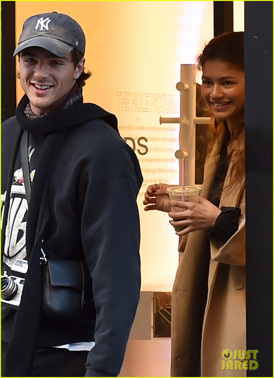 Jacob Elordi Gives Zendaya a Kiss During Casual NYC Outing: Photo